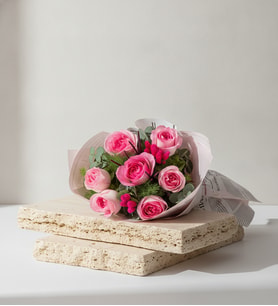 Pembe Gazete Bukette 7'li Pembe Gül