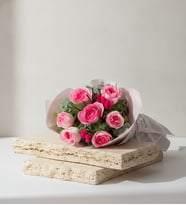 Pembe Gazete Bukette 7'li Pembe Gül