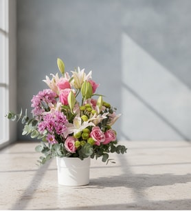 Polimer Saksıda Pembe Lilyum, Gül ve Papatyalar