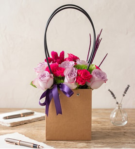 Kraft Çantada Lila Güller ve Dianthus Green Trick