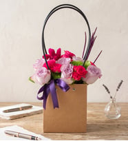 Kraft Çantada Lila Güller ve Dianthus Green Trick