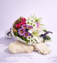 Gazete Bukette Beyaz Lilyum ve Pembe Papatyalar