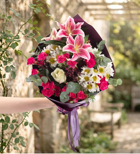 Mor Bukette Pembe Lilyum, Beyaz Gül ve Papatyalar