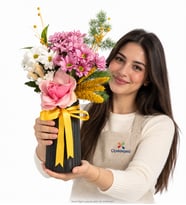 Siyah Vazoda Pembe Gül ve Pembe Beyaz Papatyalar