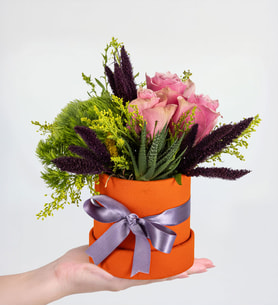 Turuncu Kutuda 3 Pembe Gül ve Dianthus Green Trick