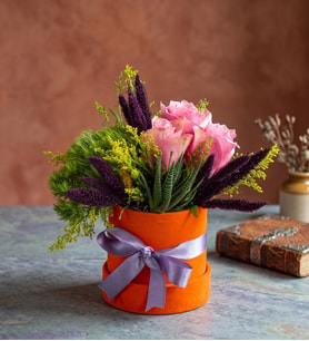 Turuncu Kutuda 3 Pembe Gül ve Dianthus Green Trick
