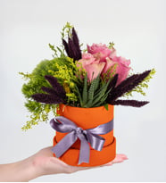 Turuncu Kutuda 3 Pembe Gül ve Dianthus Green Trick