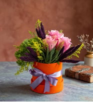 Turuncu Kutuda 3 Pembe Gül ve Dianthus Green Trick