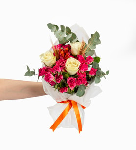 Beyaz Bukette 3 Beyaz Gül ve Pembe Çardak Güller