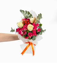 Beyaz Bukette 3 Beyaz Gül ve Pembe Çardak Güller