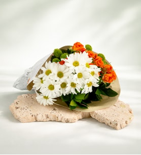 Gazete Bukette Turuncu Güller & Yeşil Krizantemler