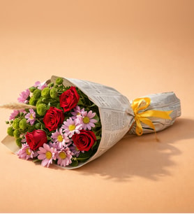 Gazete Bukette 5 Kırmızı Gül ve Pembe Papatyalar