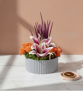 Gri Polimer Saksıda Pembe Lilyum ve Turuncu Güller