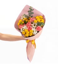 Pembe Bukette Pembe Karanfiller ve Beyaz Papatya