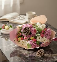 Gazete Bukette Beyaz Pembe Papatya ve Güller