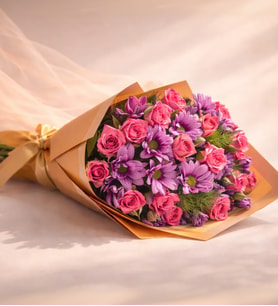 Sarı Bukette Pembe Çardak Güller ve Papatyalar