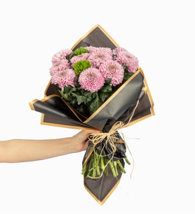 Siyah Buket Kağıdında Pembe Krizantemler