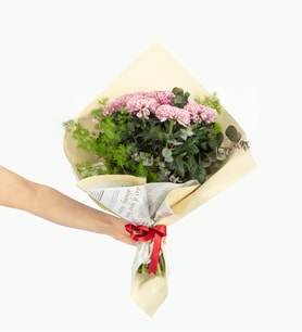 Gazete Buket Kağıdında Pembe Krizantemler
