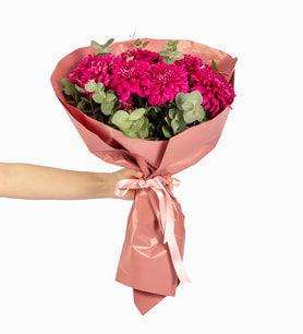 Pembe Buket Kağıdında Mor Krizantemler