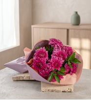 Pembe Buket Kağıdında Mor Krizantemler