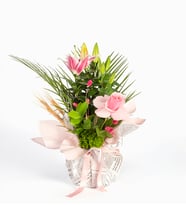 Gazete Buket Kağıdında Pembe Lilyum ve Gül