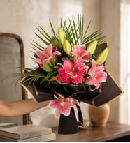 Siyah Buket Kağıtlı Pembe Lilyum ve Çardak Güller