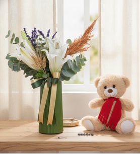 Yeşil Polimer Vazoda Beyaz Lilyumlar ve Mutlu Ayıcık Peluş