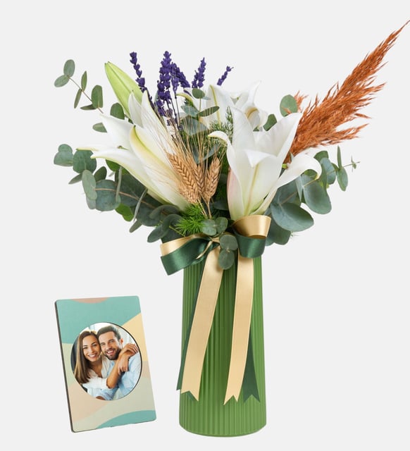 Yeşil Vazoda Beyaz Lilyumlar ve Stickerlı Çerçeve