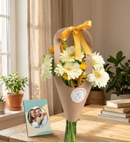 Taşımalı Bukette Gerberalar ve Stickerlı Çerçeve
