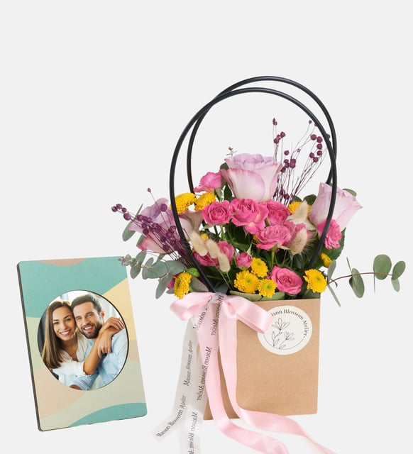 Kraft Çantada Lila Güller ve Stickerlı Çerçeve