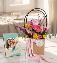 Kraft Çantada Lila Güller ve Stickerlı Çerçeve