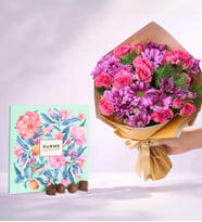 Sarı Bukette Pembe Gül, Papatyalar ve Gurme Lezzetler