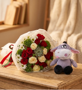Bukette Beyaz Kırmızı Güller ve Peluş Eşek