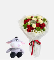Bukette Beyaz Kırmızı Güller ve Peluş Eşek