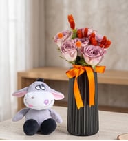 Siyah Vazoda Lila Gül ve Peluş Eşek