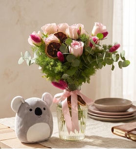 Cam Vazoda Kurdeleli Pembe Gül ve Koala Yastık