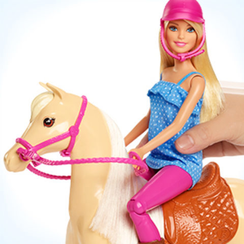 Barbie bebeği atının üzerine oturt…