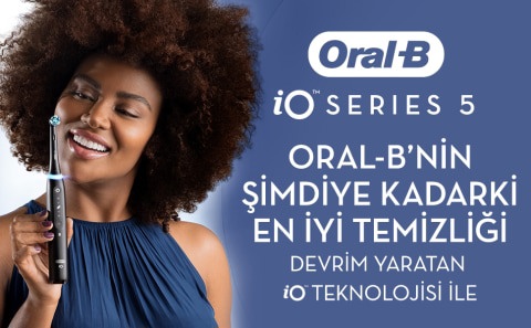 iO teknolojisine sahip Oral-B iO Series 5’i tutarak gülümseyen kadın. iO teknolojisine sahip Oral-B iO Series 5’i tutarak gülümseyen kadın.