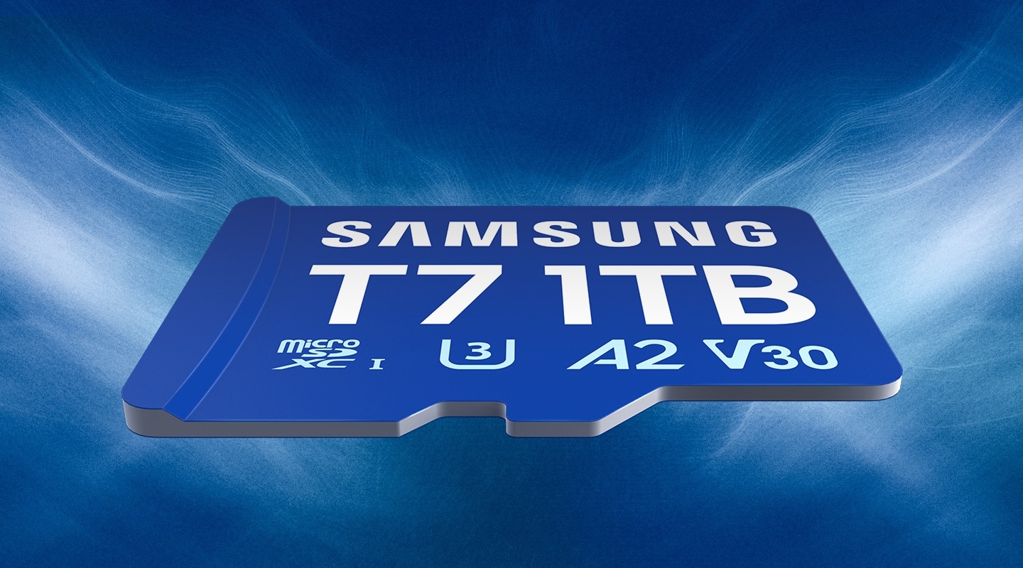 T7 microSD kart zeminde düz bir şekilde duruyor.